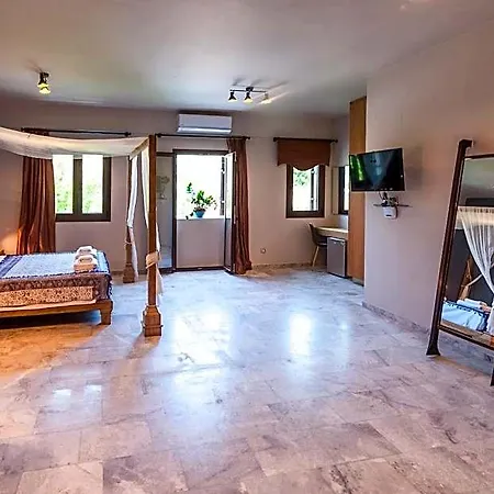 Minoos Otel 3*